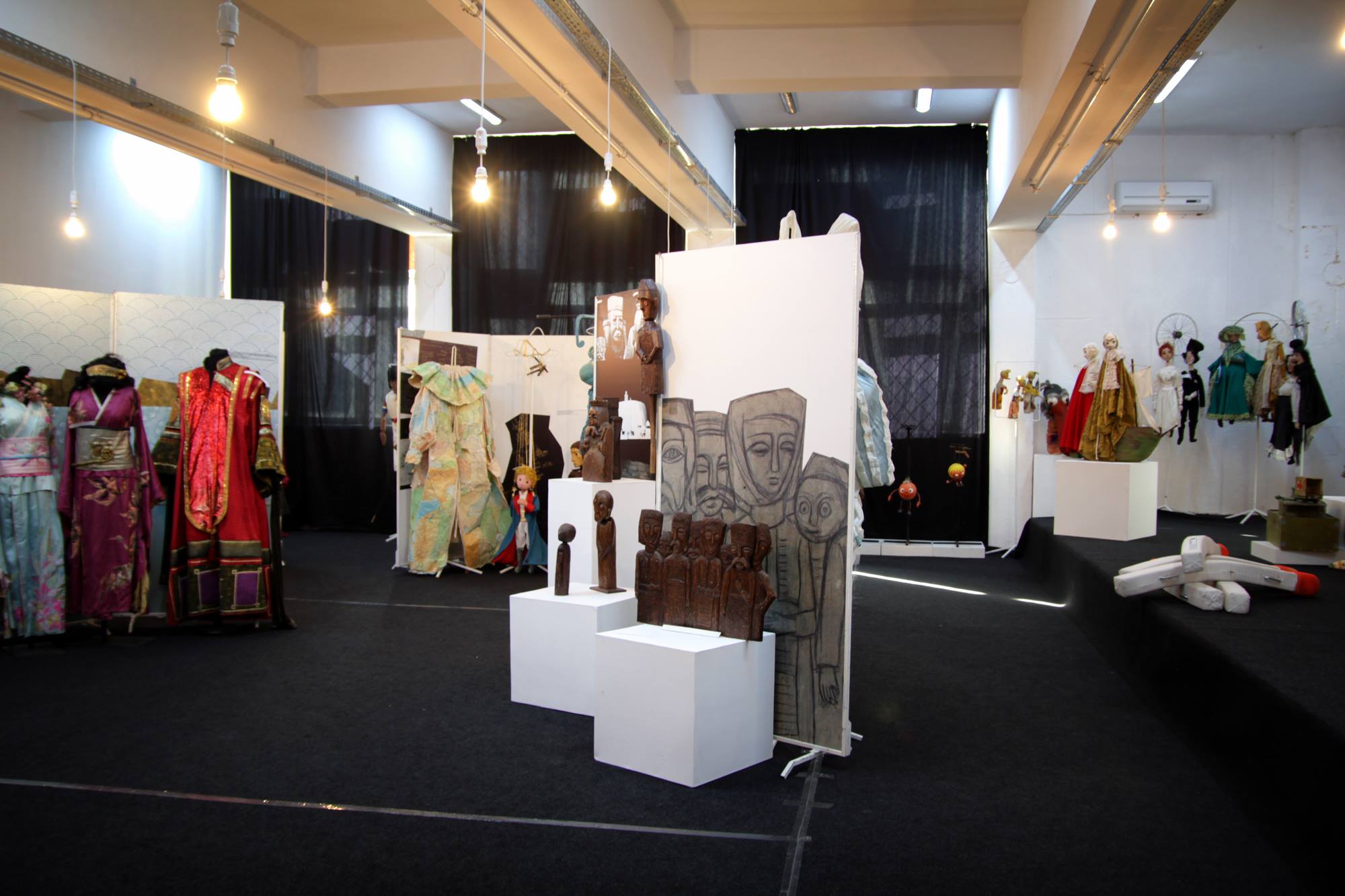 Expozitie de scenografie „Lumi si eroi“ Serbia, Teatrul pentru copii si tineret Colibri Craiova